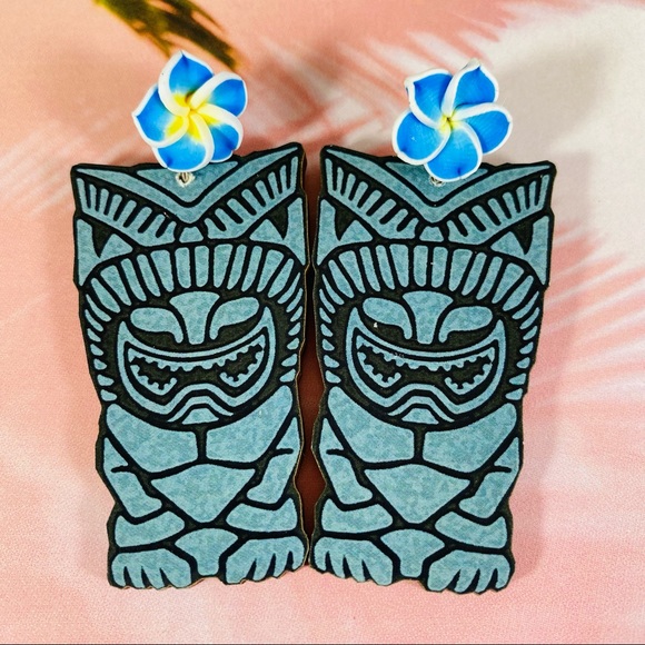 Vintage tiki images printed on laser cut wood and adorned with handmade Plumaria - Picture 4 of 5
